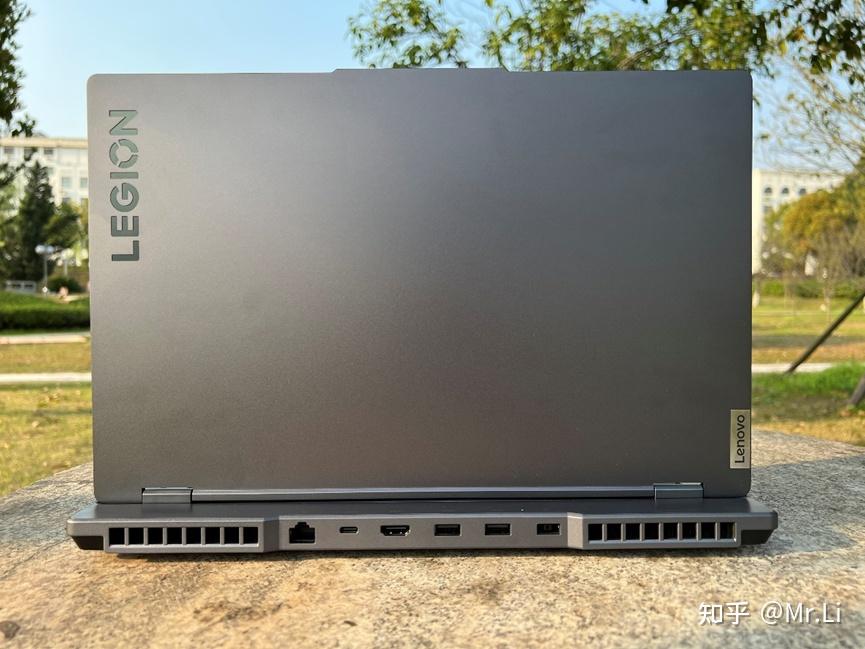 外观y7000p 2022的a面非常简洁,机器左上角有一个legion标识,机器的右