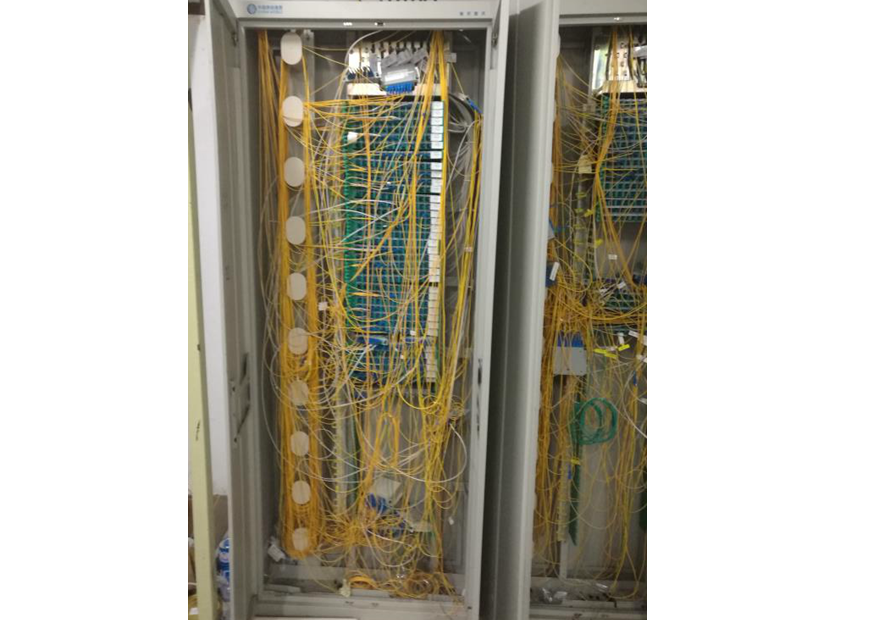 图1 odf跳纤现状图这张图片里odf的尾纤布放得混乱吗?乱!