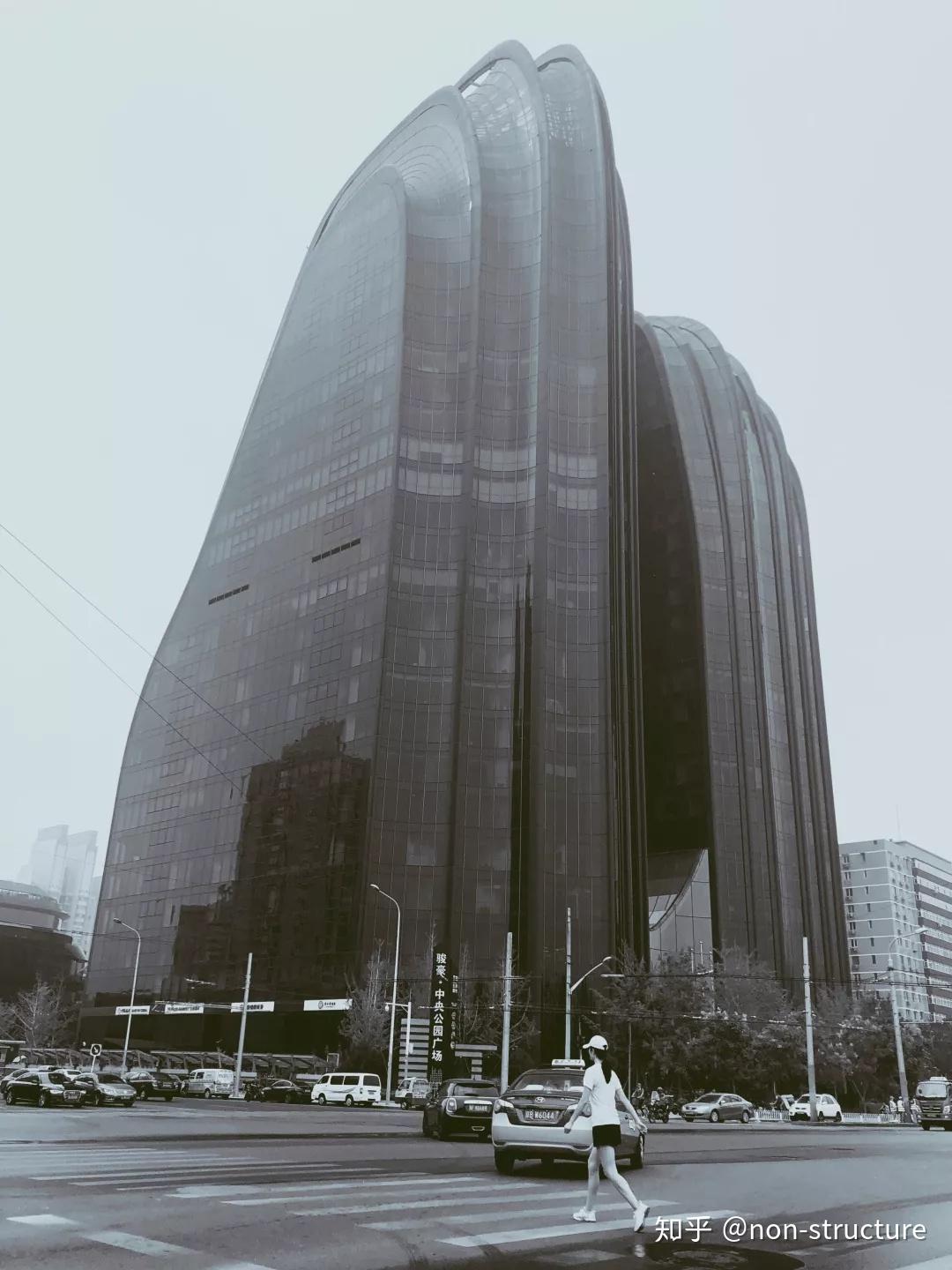 地点:朝阳公园旁建筑师:马岩松骏豪中央公园广场说起北京,如果你还