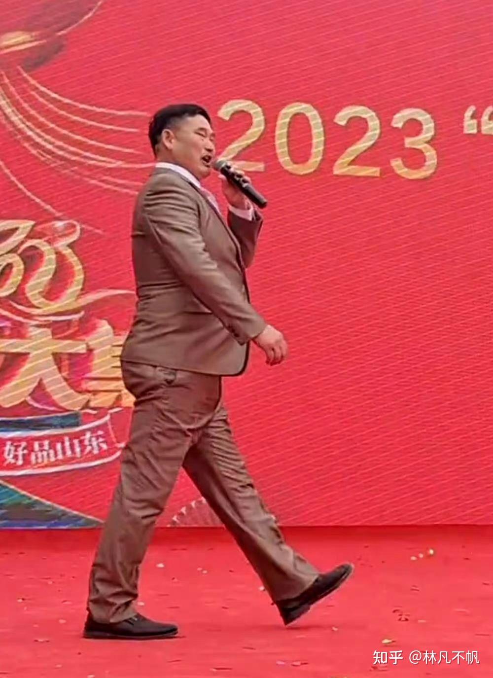 53岁的大衣哥朱之文现身菏泽单县进行商演,现场人山人海,足以见得大衣哥的人气 - 知乎