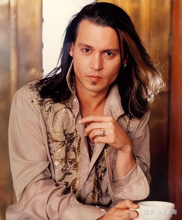 强尼·戴普风流事:丢人!多角恋,被妻揍,与马斯克关系"特殊"