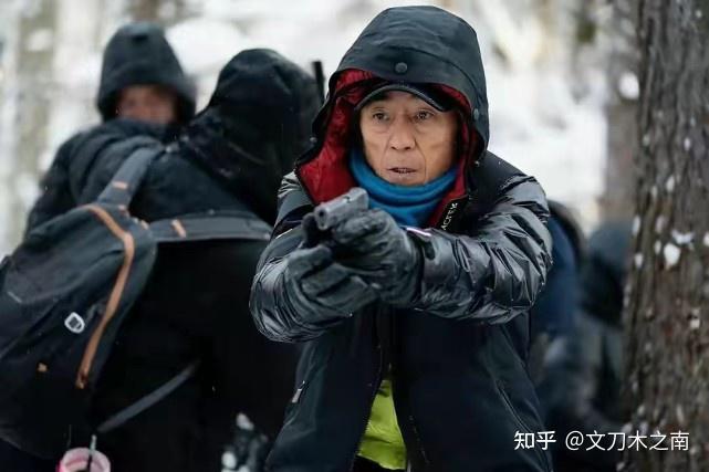 张导为了这部电影,在室外零下十多度的天气里,积雪可以没过膝盖的寒地