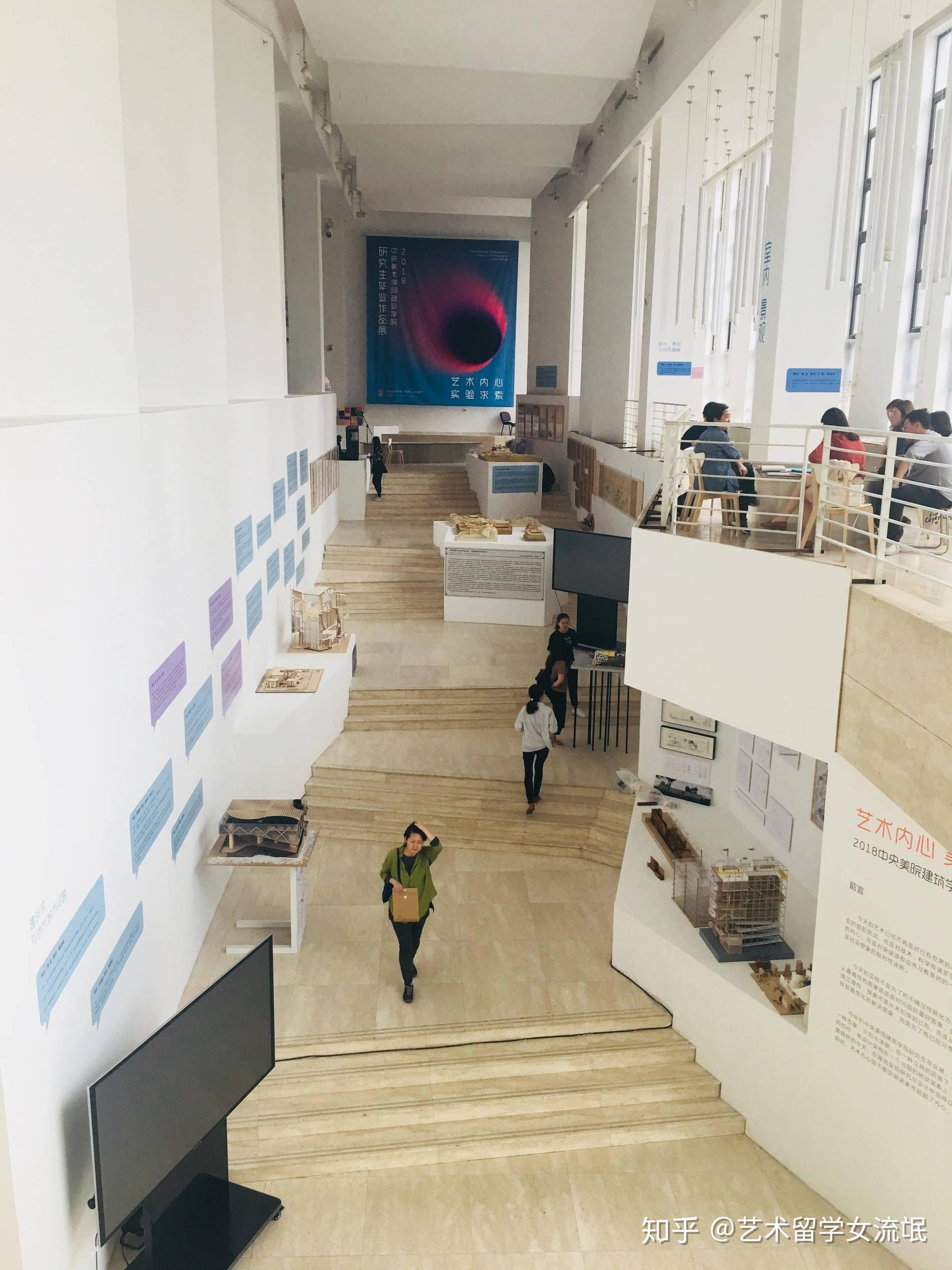 说因为展方把大件模型都挪到了一楼,所以二楼才迎来了这样一副场景