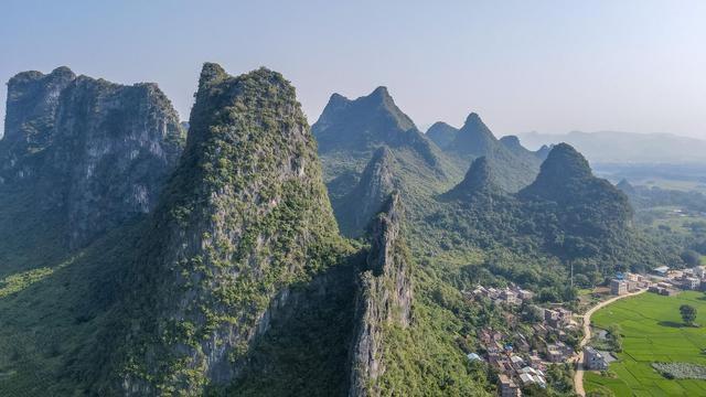 广西是最多山的地方,并且广西的山大都是喀斯特石灰岩质的石头山