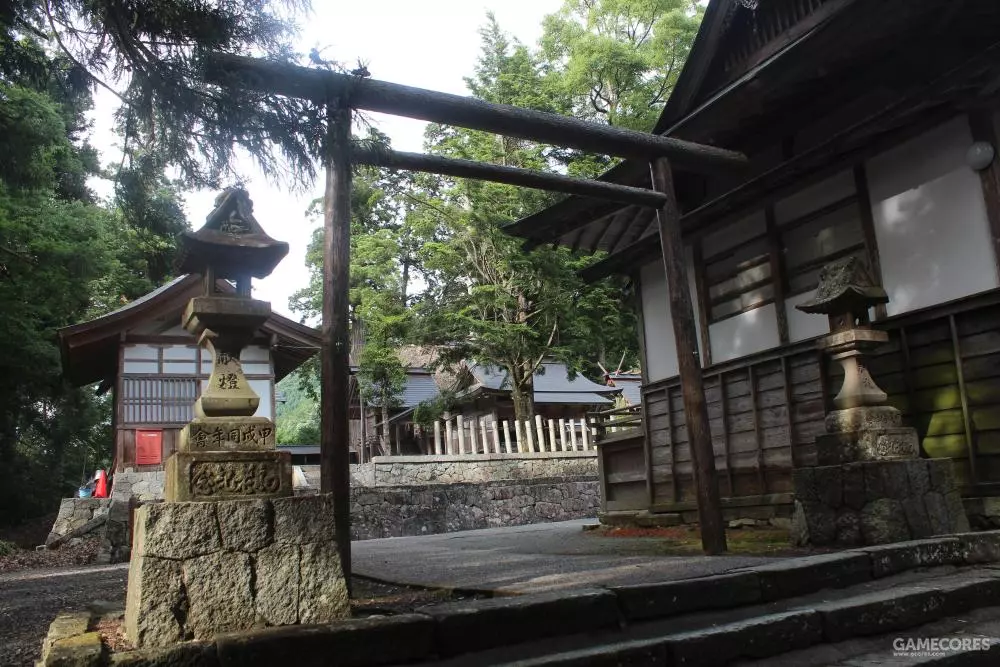 "精霊馬"与"纸垂"开篇我们便看见了阳光中废弃大楼屋顶的小神社.