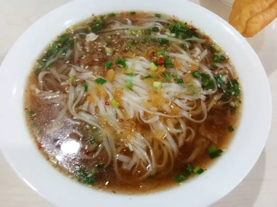 烫皮丝就是将蒸好的烫皮先晾至四成干,卷成圆筒状,切成丝,再晒干.