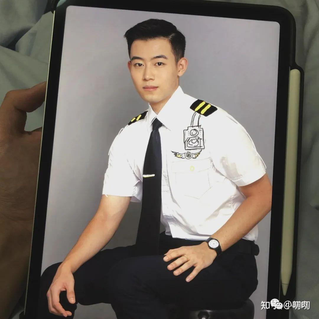 民航空少凭借正装工作照走红,网友直呼这也太帅了吧!