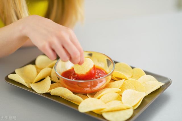 2,边吃零食边工作