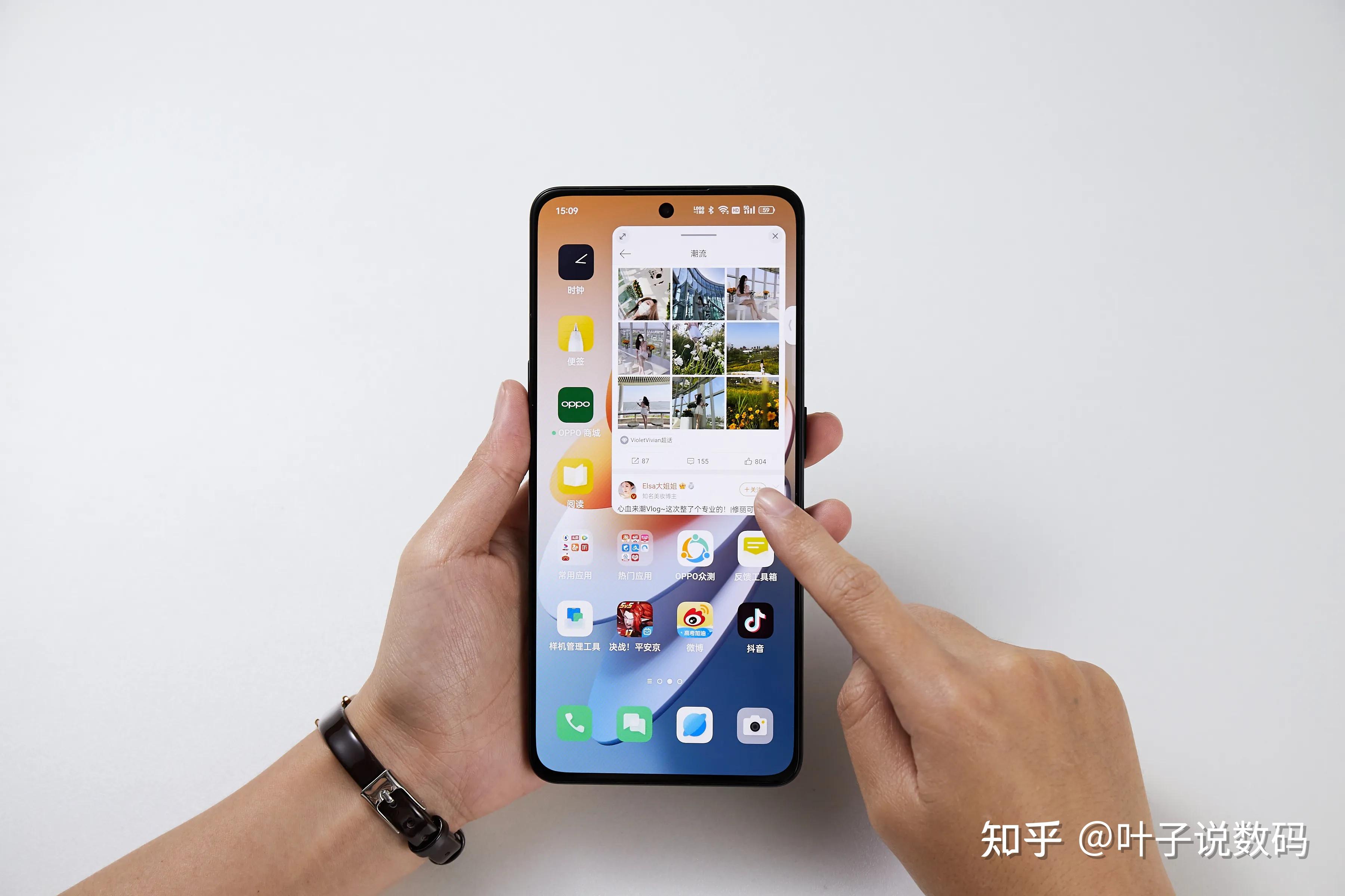 而且我们能用coloros 12的手机分屏,一个显示微信一个去操作其他应用