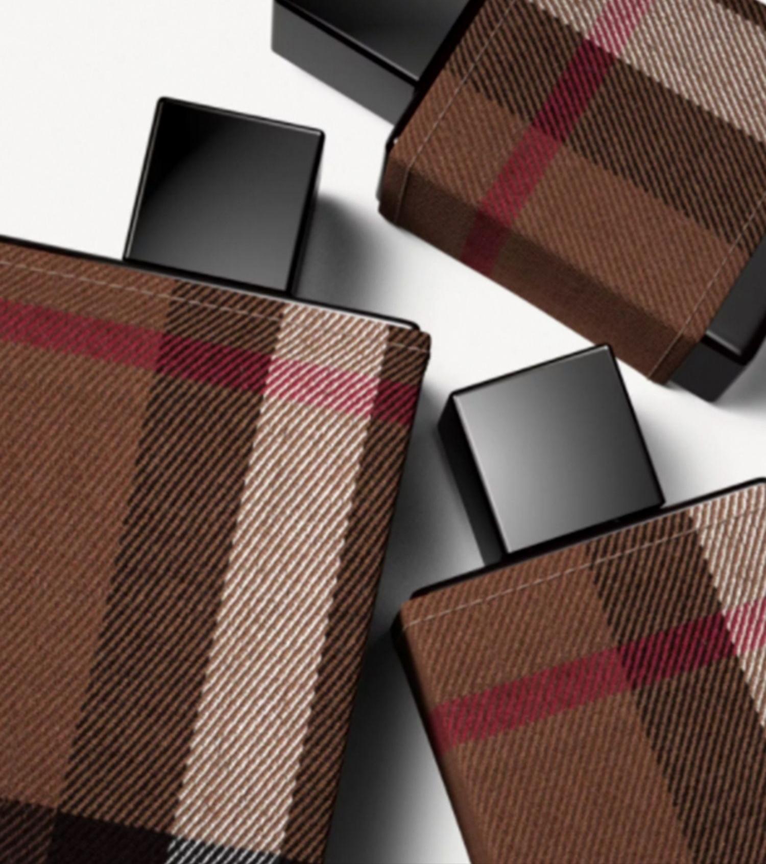 博柏利由英国人thomas burberry本人于1856创立,并于同年在英国南部