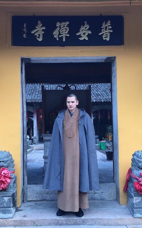 "最帅和尚"释明心:29岁放弃铁饭碗出家,被富婆送400万法拉利 - 知乎