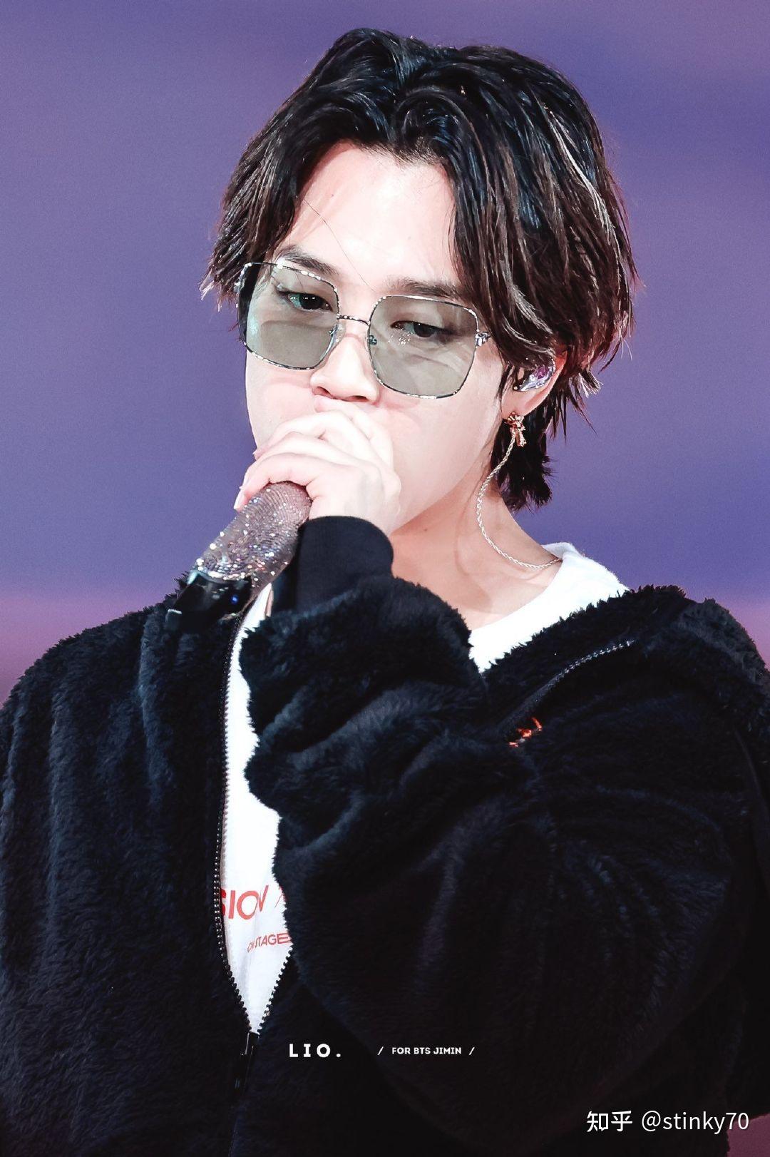 请问有朴智旻近期黑发白发挑染的图吗