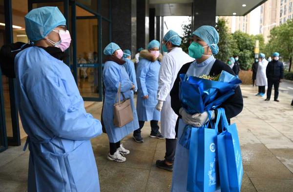 武汉市中医医院首批5名新冠肺炎治愈患者集体出院 知乎 0246