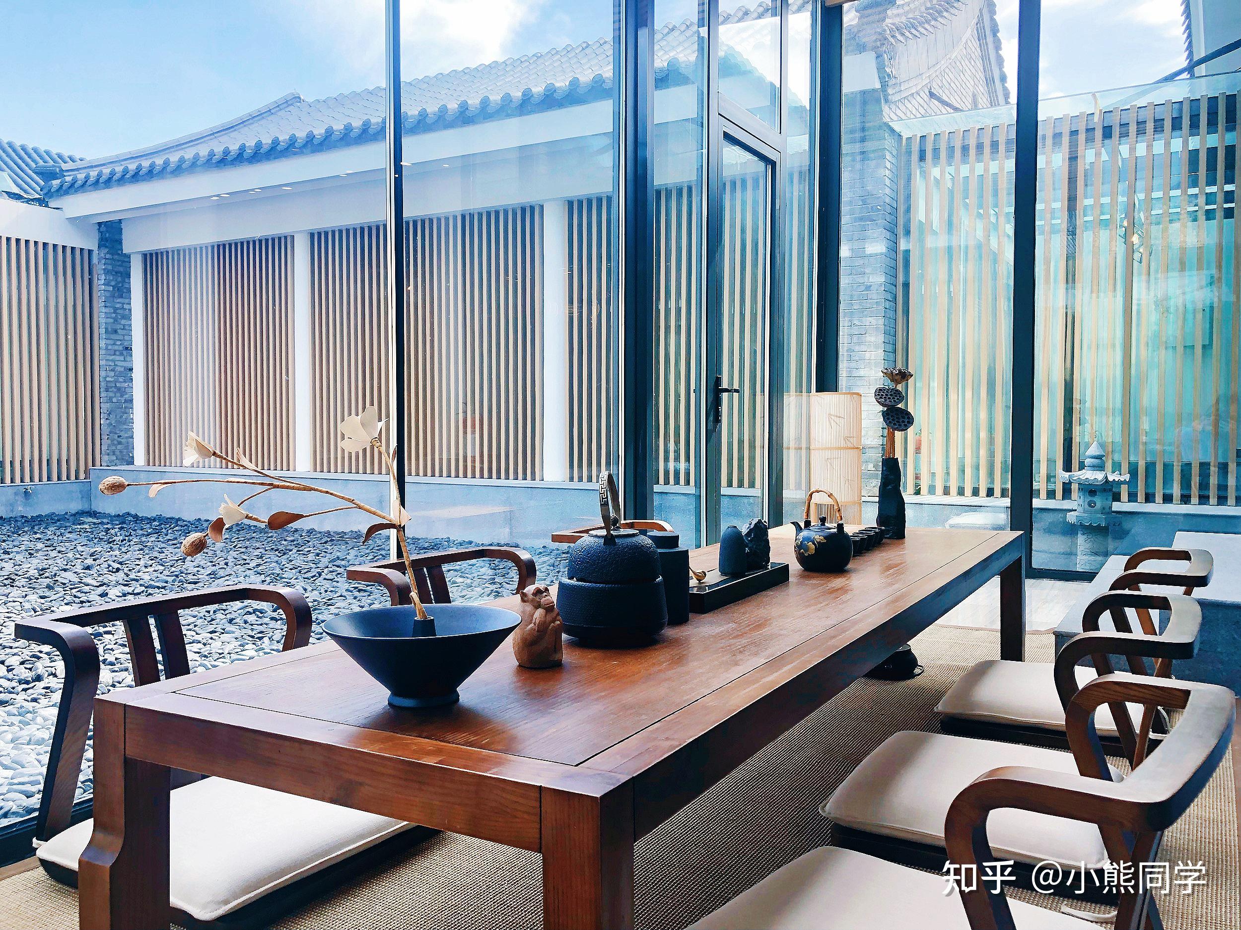 宽敞的公区设有会议室,茶吧,咖啡吧,书斋,棋牌室.