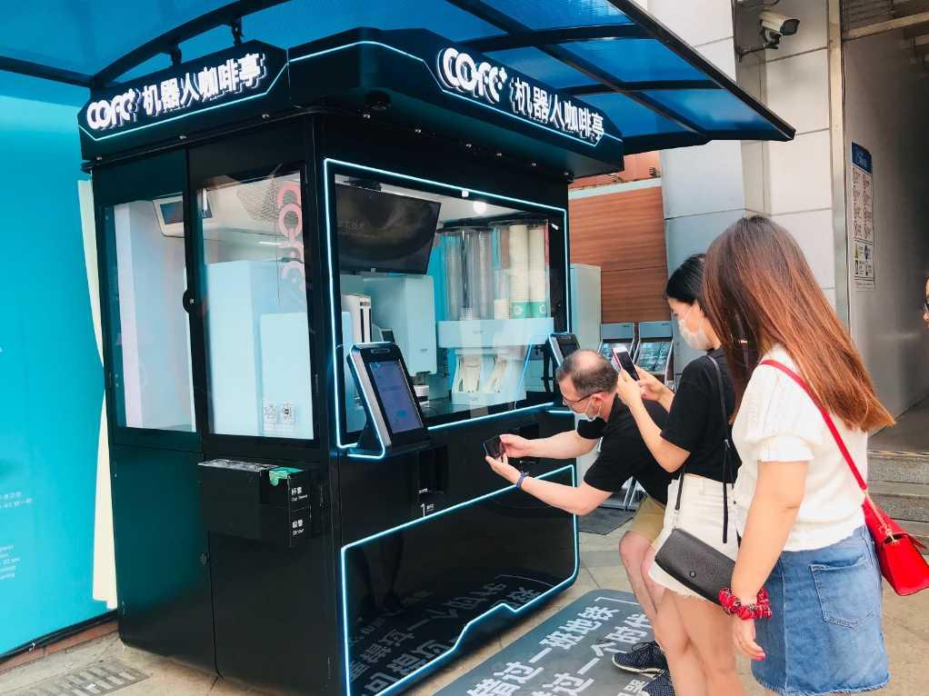 5平米占地,永不疲劳持续制作,使得一杯咖啡的成本直降70%,实体咖啡店