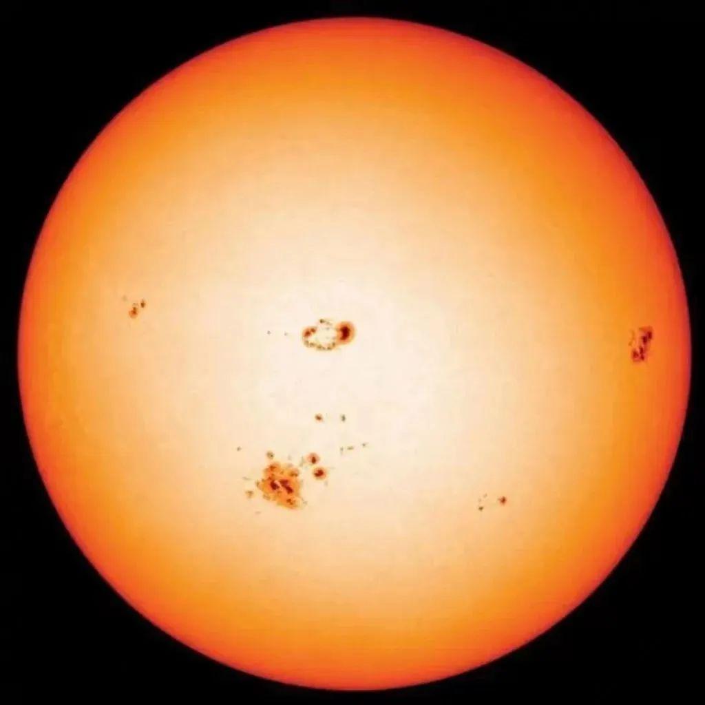 太阳进入活跃期？观测表明：太阳黑子数量增多，24小时内扩大一倍_耀斑_地球_爆发