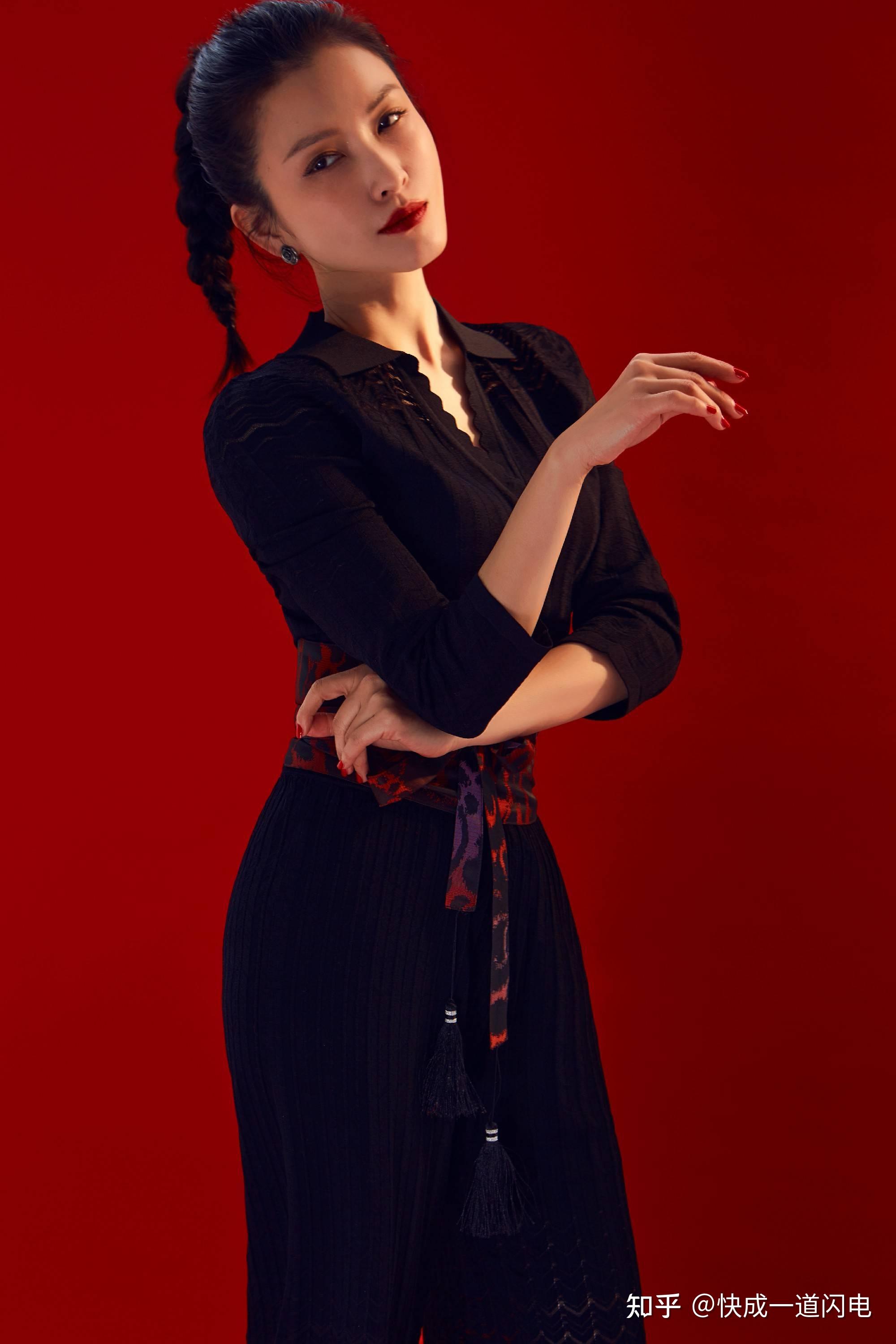 徐洁儿情人节红火大片玩转光影魅惑十足