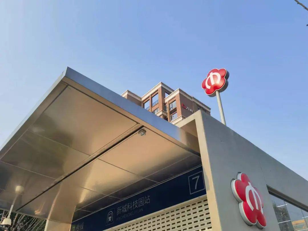 具体来看,7号线南段的中胜站,设置在泰山路与河西大街交叉口处,距离