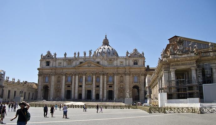 梵蒂冈圣彼得广场圣彼得大教堂外立面雕塑五扇大门多图欣赏
