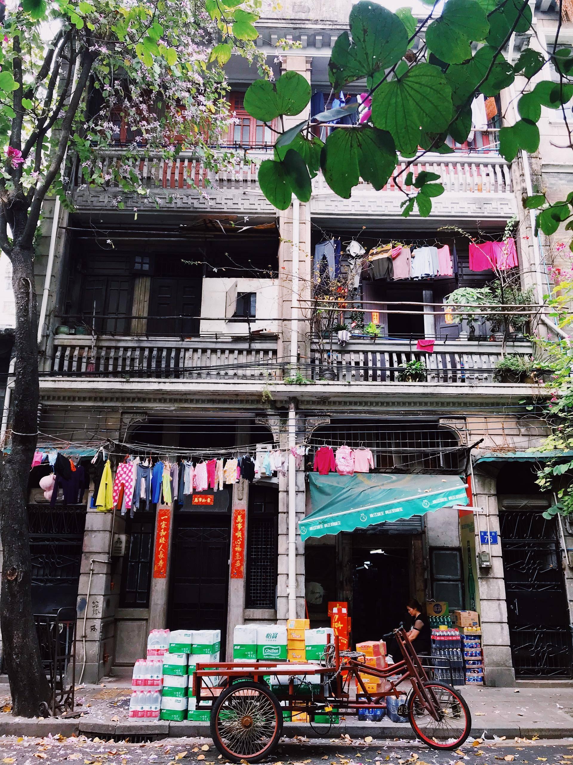 相比天河,荔湾区为代表的老城区,房子夹杂着西关大屋,骑楼,筒子楼和