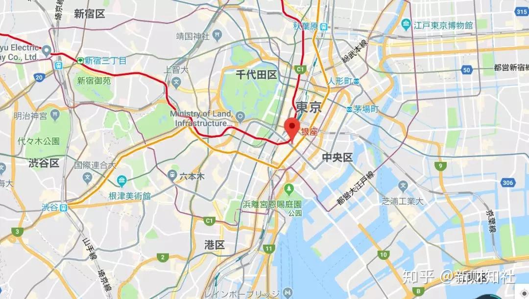(红色箭头为银座在地图上的位置)银座位于东京的中央区,2018年第三