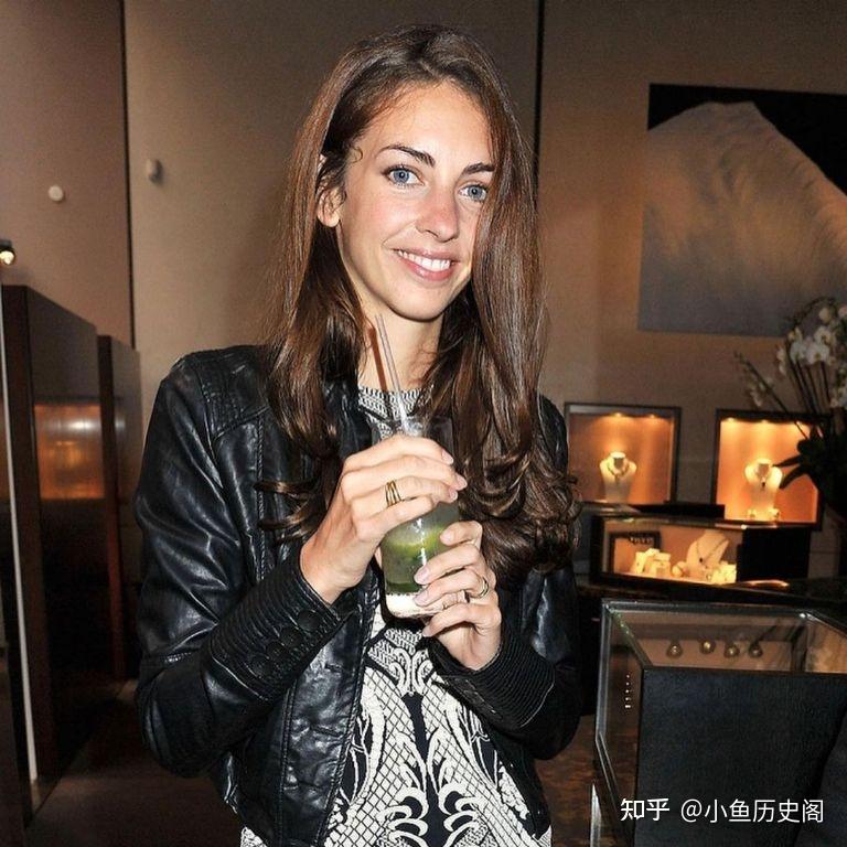 时常在家开派对,甚至把家里改造成夜总会,而罗斯也在这样的耳熏目