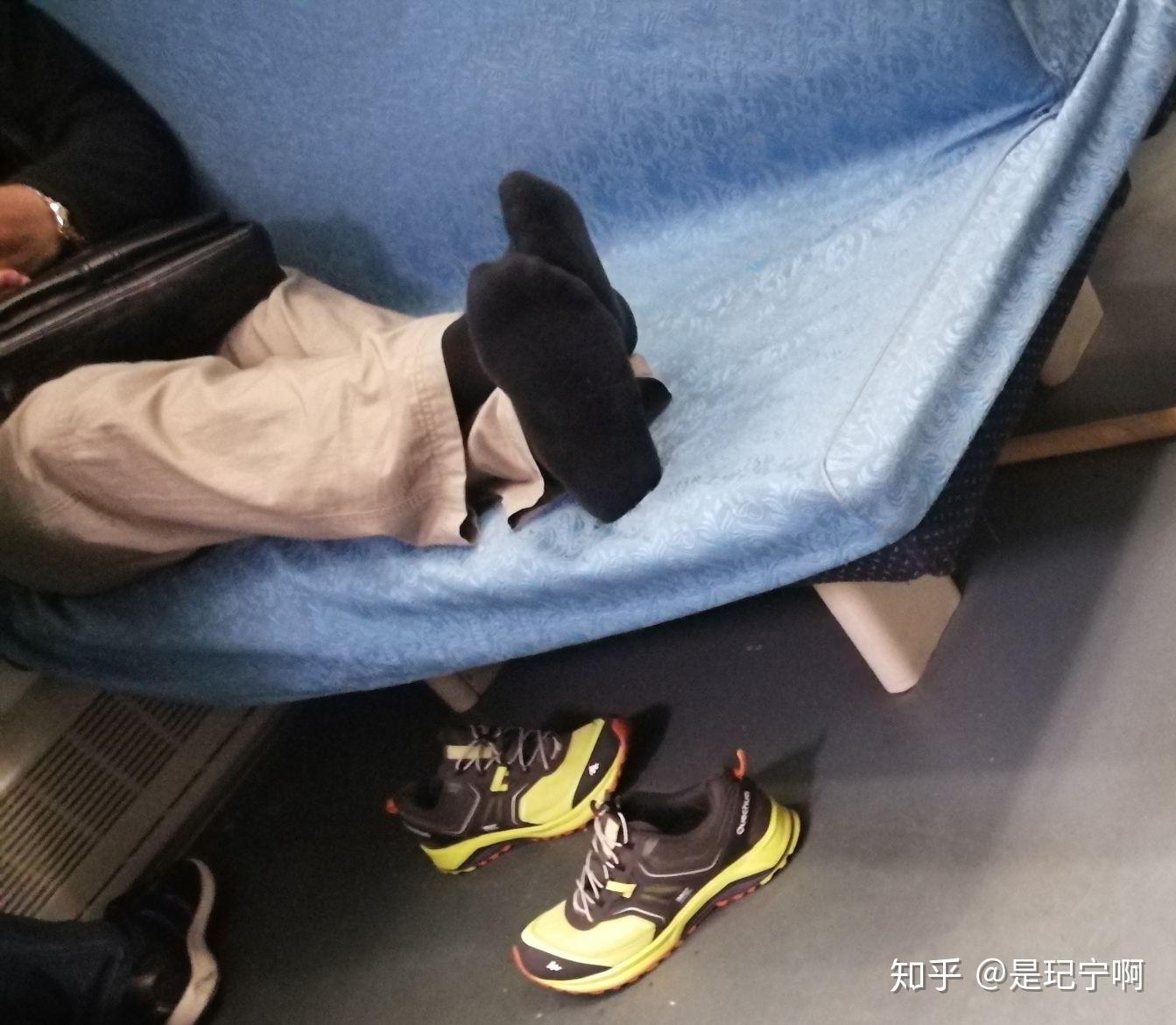 火车上有人脱鞋,味道有点大,怎么善意的提醒呢? 