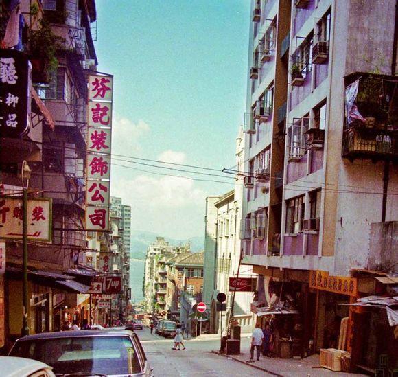 1984年,香港各街道随景,都系80年代香港电影入边啲景色.