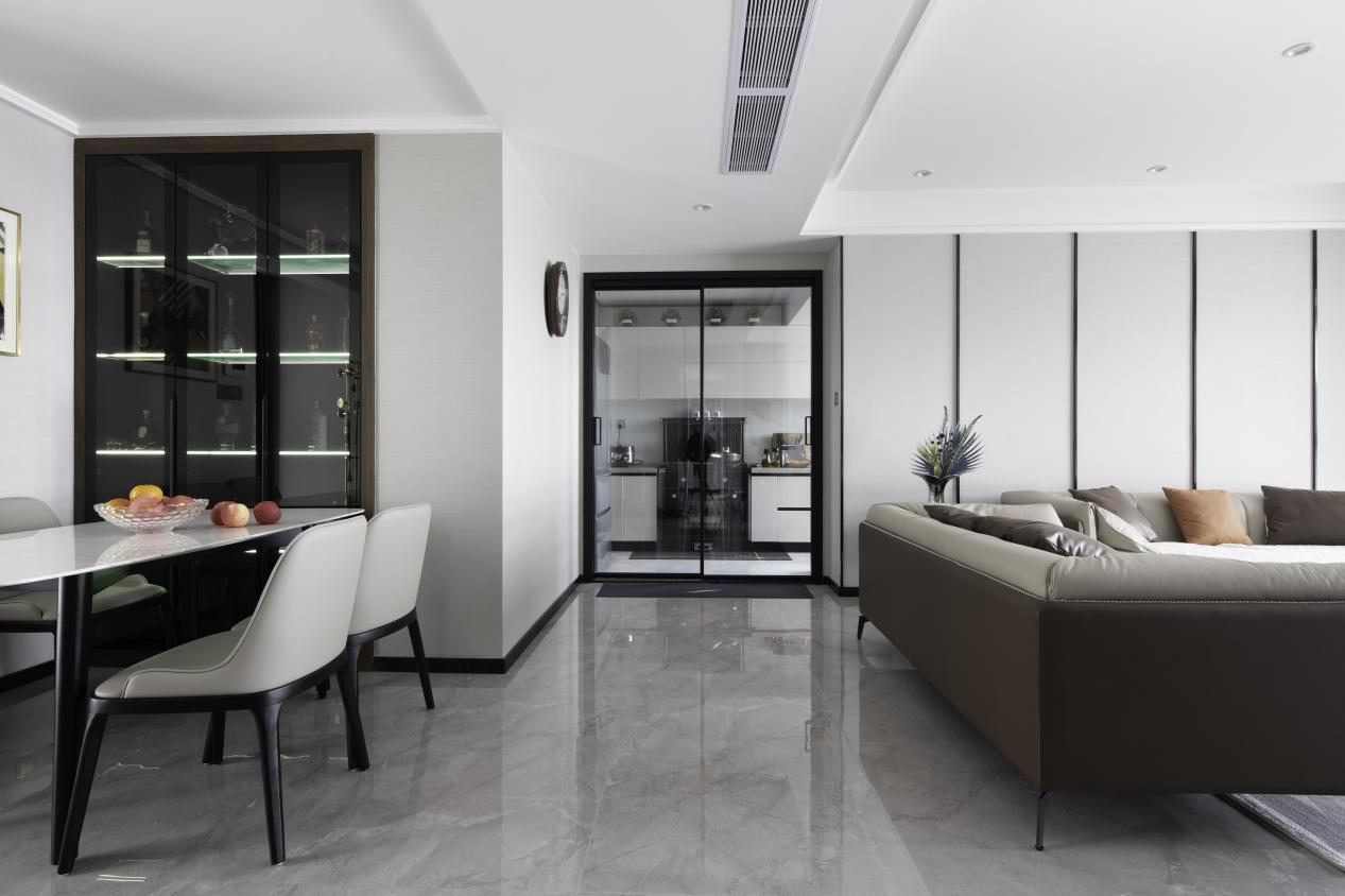 135平现代轻奢风灰色皮质沙发搭配让客厅显得舒适极了