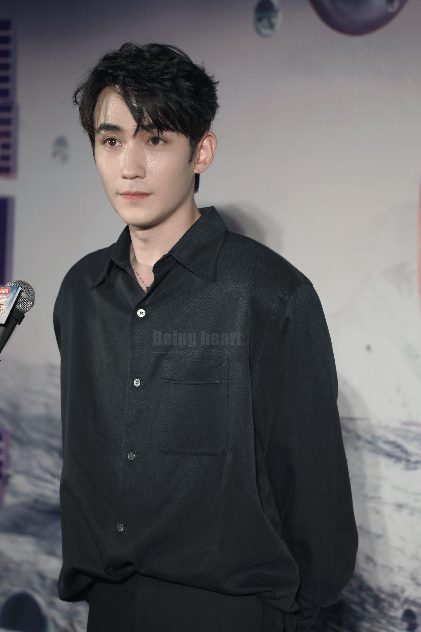 最后奉上我们小朱的绝美黑衬衫生图,朱一龙真人比照片好看太多,这套是