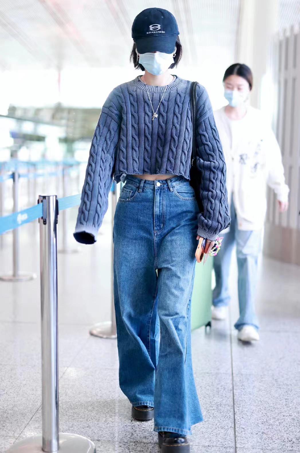 周雨彤穿墨蓝色镂空毛衣配高腰做旧款牛仔裤,穿出完美身材比例 