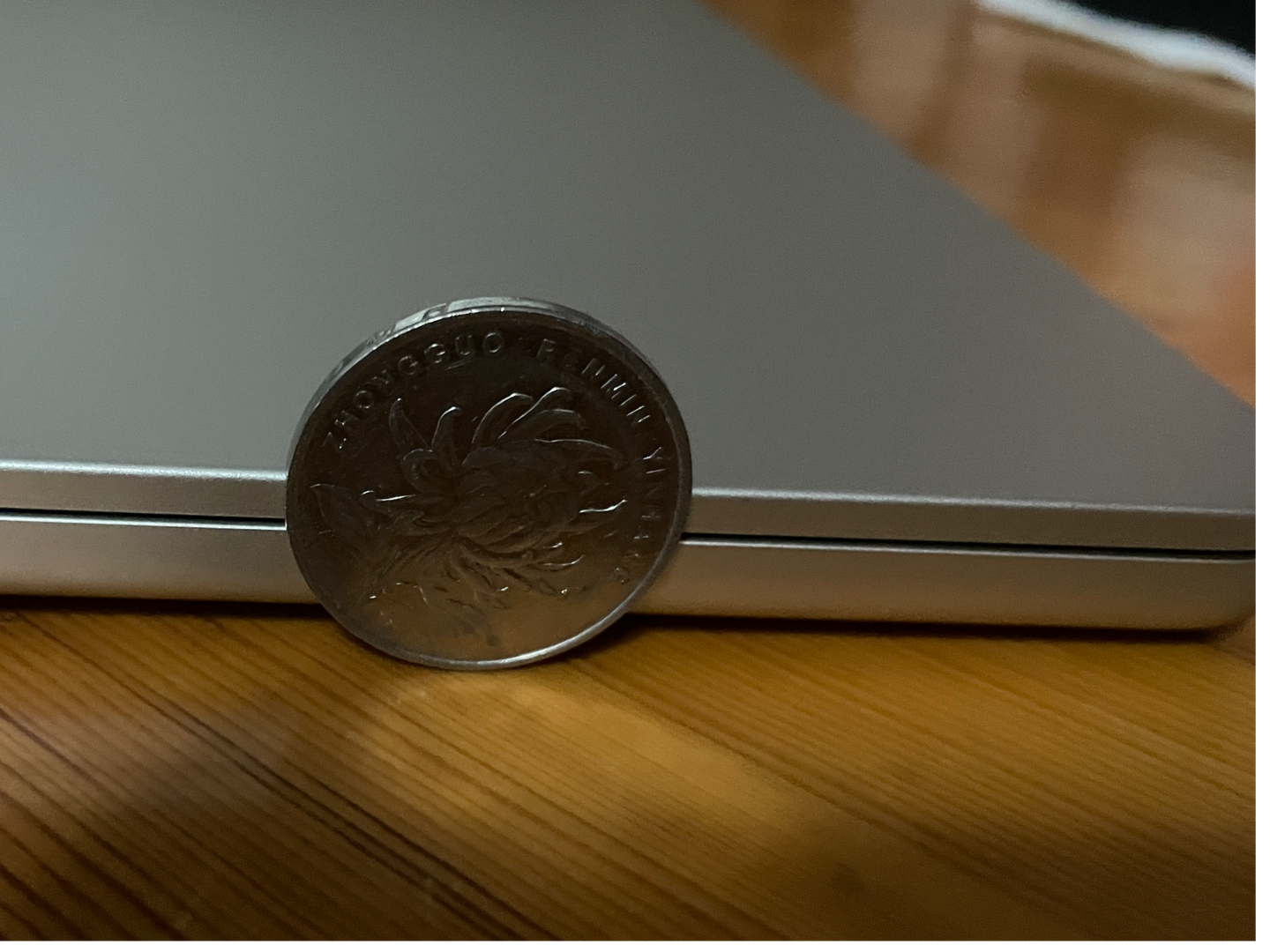 2022款MacBook Air，比1 元硬币还薄，2683 MB/s写速度，星光色测评