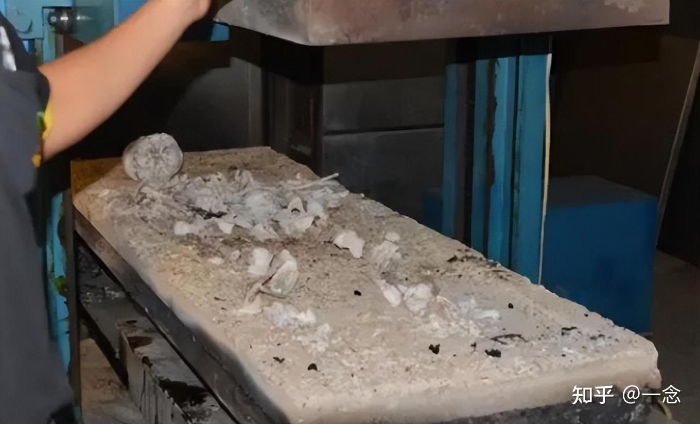 骨灰盒那么小,能装得下所有骨灰吗?为何家属只能取走一半骨灰 - 知乎