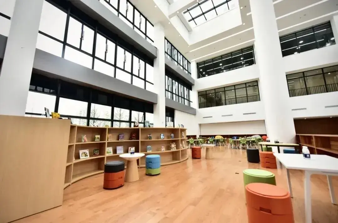 学生宿舍在各级领导与社会各界的关心与支持下杭州威雅必将砥砺前行