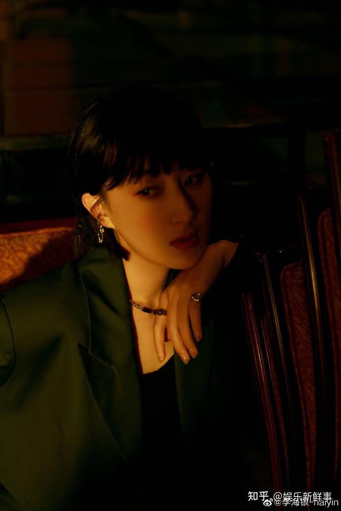 照片中的李海银,仍旧是一名演员,却不仅仅只存在于舞台之上.