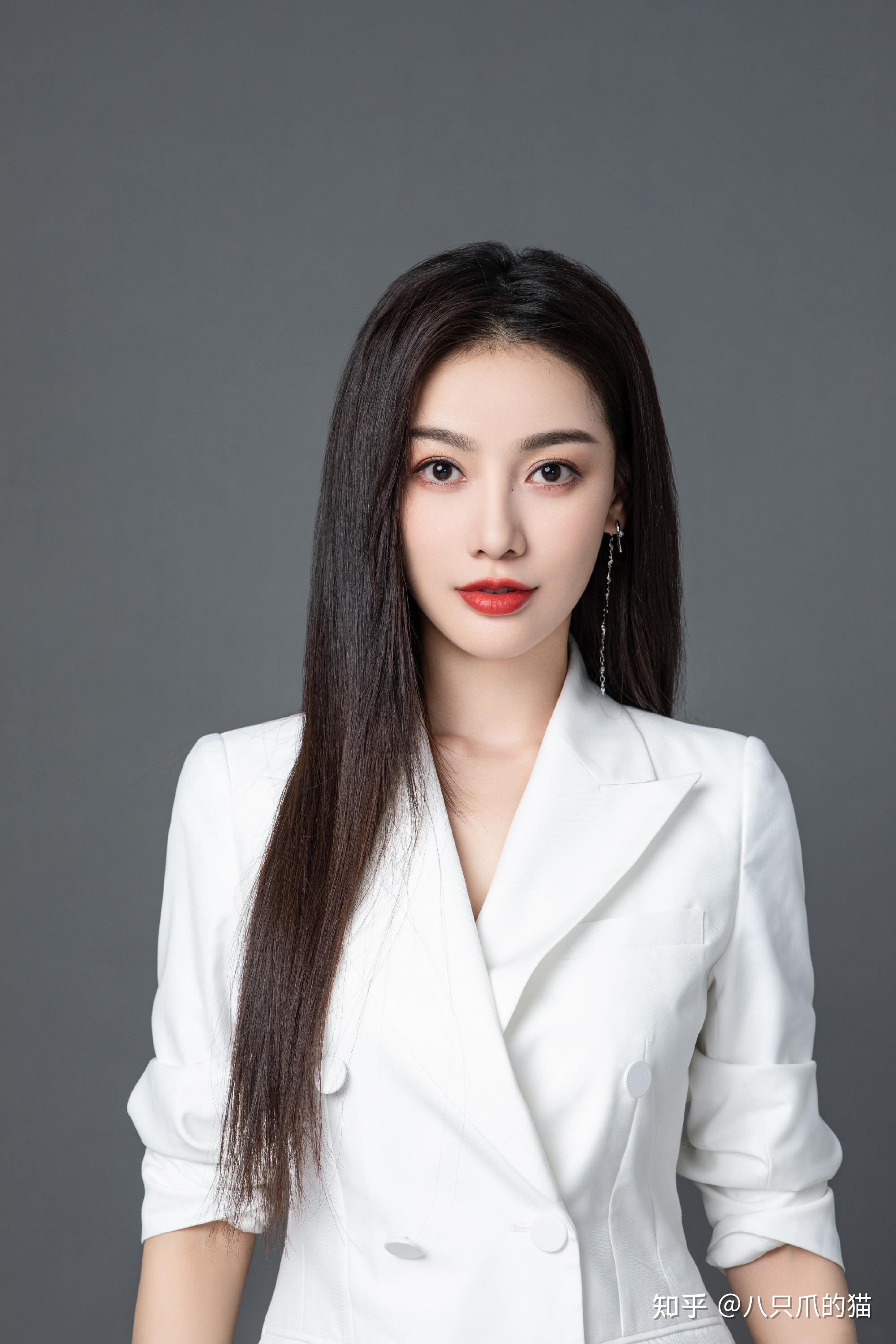 扫黑风暴思思晒美照穿西装御姐范十足难怪7个女配她脱颖而出