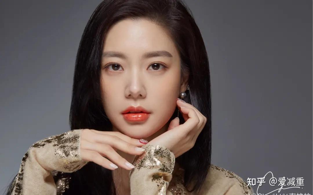 在2014更被美国杂志《mode》票选为「全球最美的100位女星」的第二名