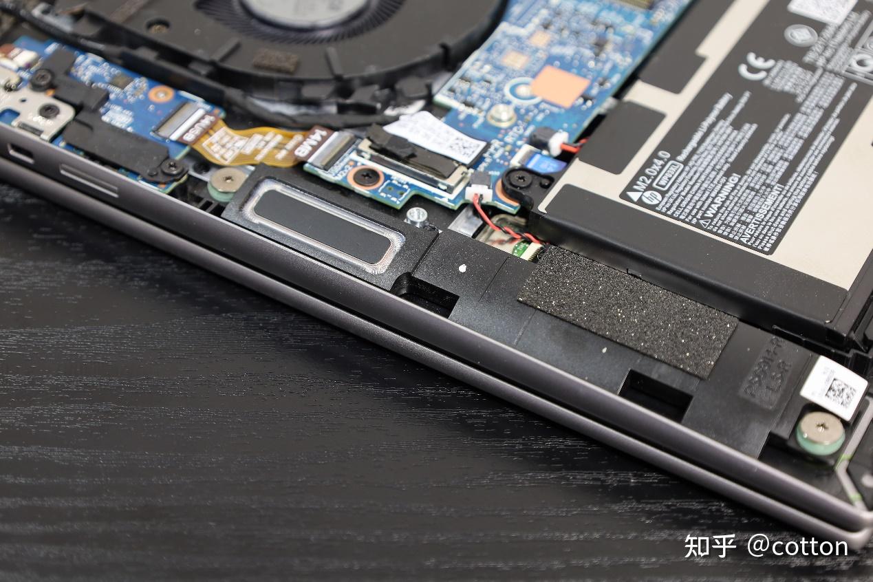 zbook firefly的拆机非常容易,用十字螺丝刀卸下背面的5颗螺丝,再用手