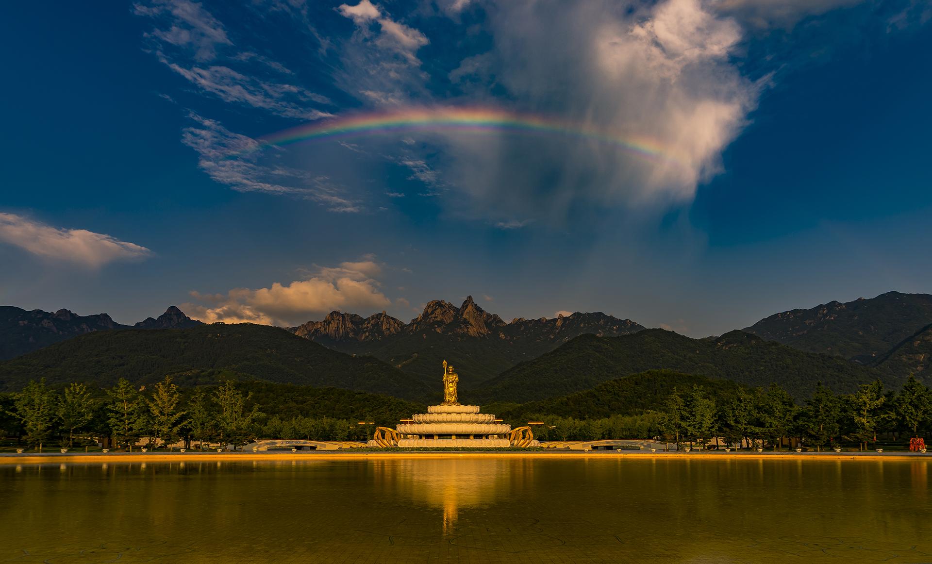 致敬白衣天使用爱点亮生命之光