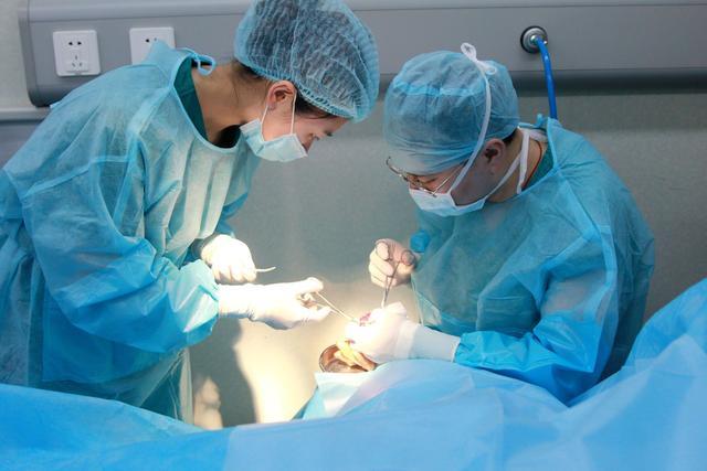 现在认为鼻咽癌的手术治疗主要适用于放疗后鼻咽部和/或颈部残留与