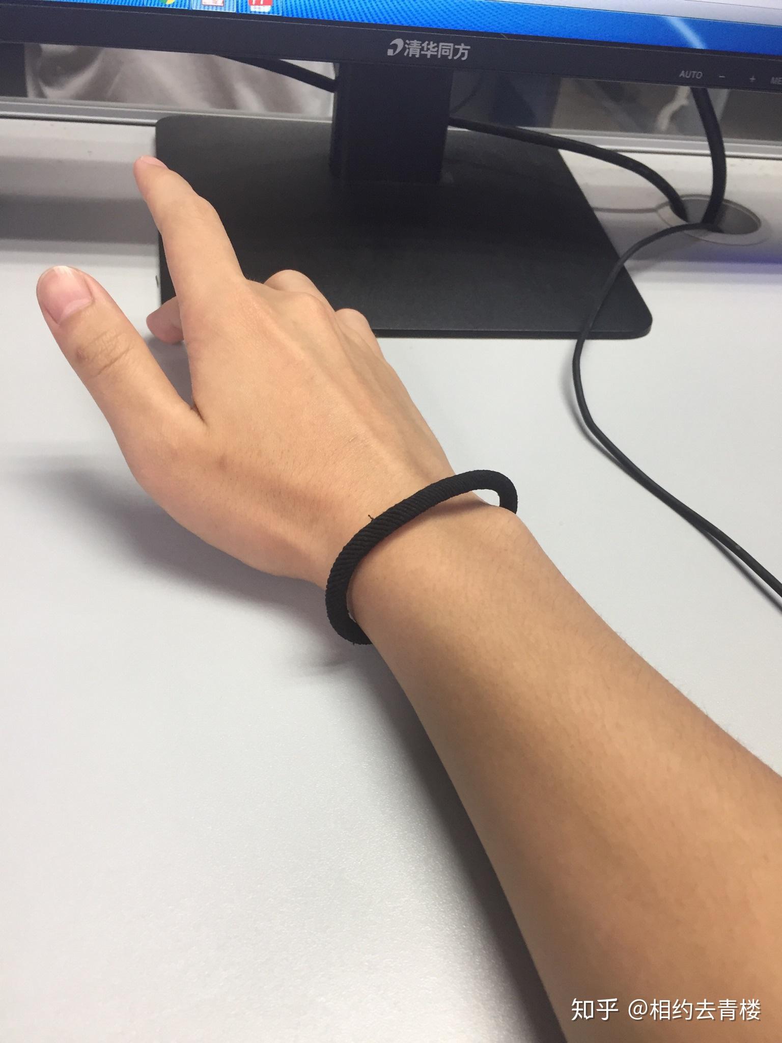 男生手上戴了皮筋是什么意思