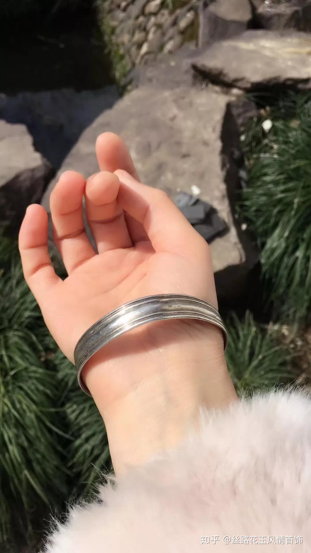 何以致契阔,绕腕双跳脱