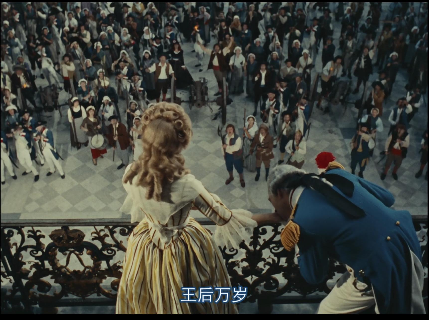 王后双手紧抱,居高临下的和人民干瞪着眼,关键时刻,拉法耶特挺身而出