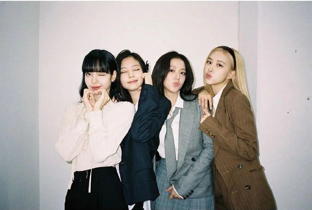 在这次的单人海报之前,其实粉墨已经爆出了四人合体照片,大家身穿西装