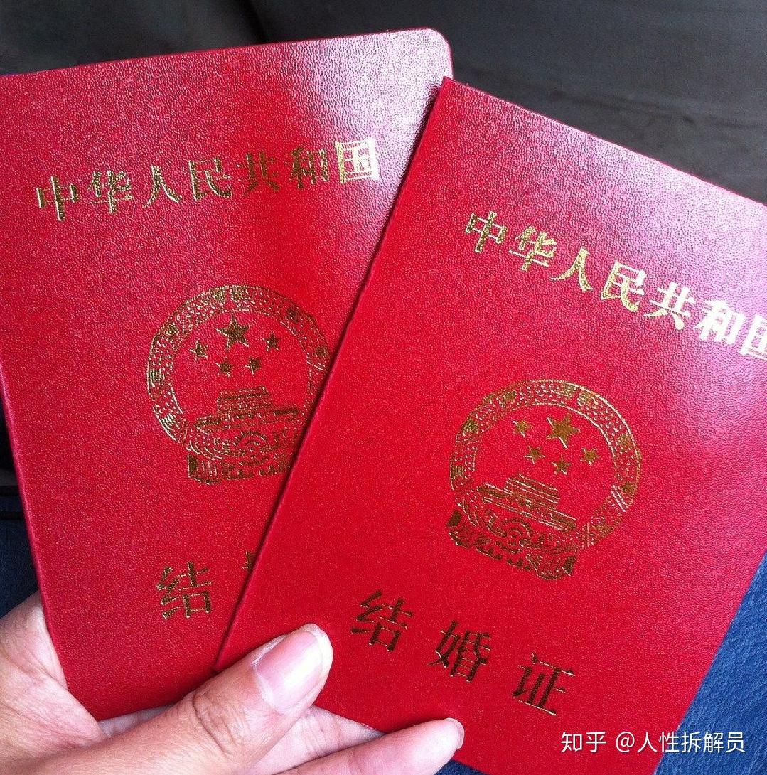 孩子坚决不同意自己的父亲这个想法,比他小40岁的保姆去办结婚证.