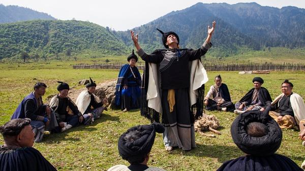 信仰主题,彝族文化,油画质感,这是所有人对《我的圣途》的最大印象.