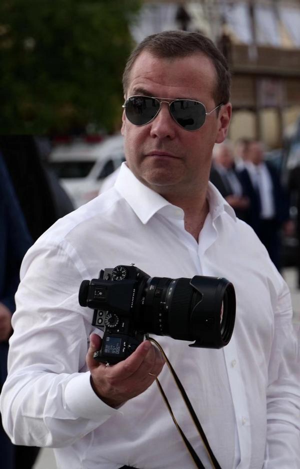 梅德韦杰夫带富士相机出访乌兹别克斯坦