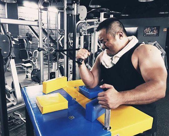 徒手拔牙暴打真人肉沙包的彪悍大叔原来可以这么萌网友我要把他介绍给