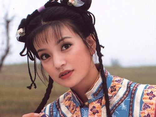 《还珠格格》第一部(1998年)和第二部(1999年)由赵薇饰演小燕子