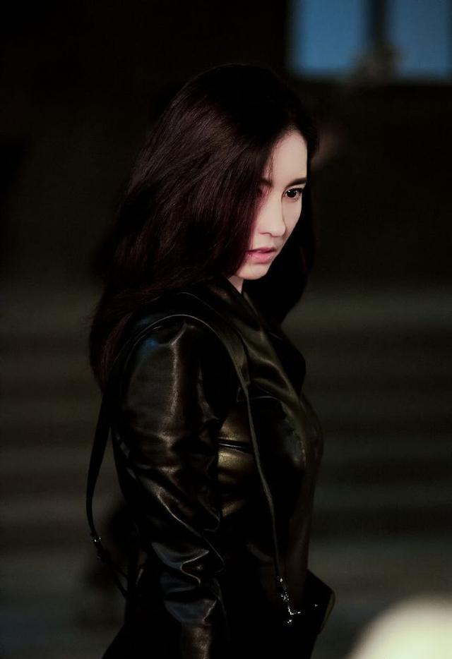 张柏芝全新大片好飒一身黑色皮衣造型效果利落又霸气名门泽佳